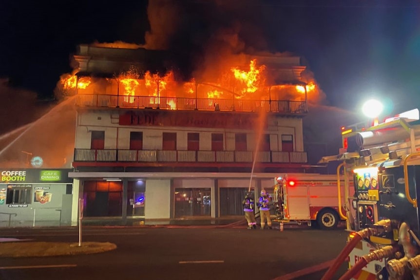 Bundaberg pub and backpacker hostel on fire