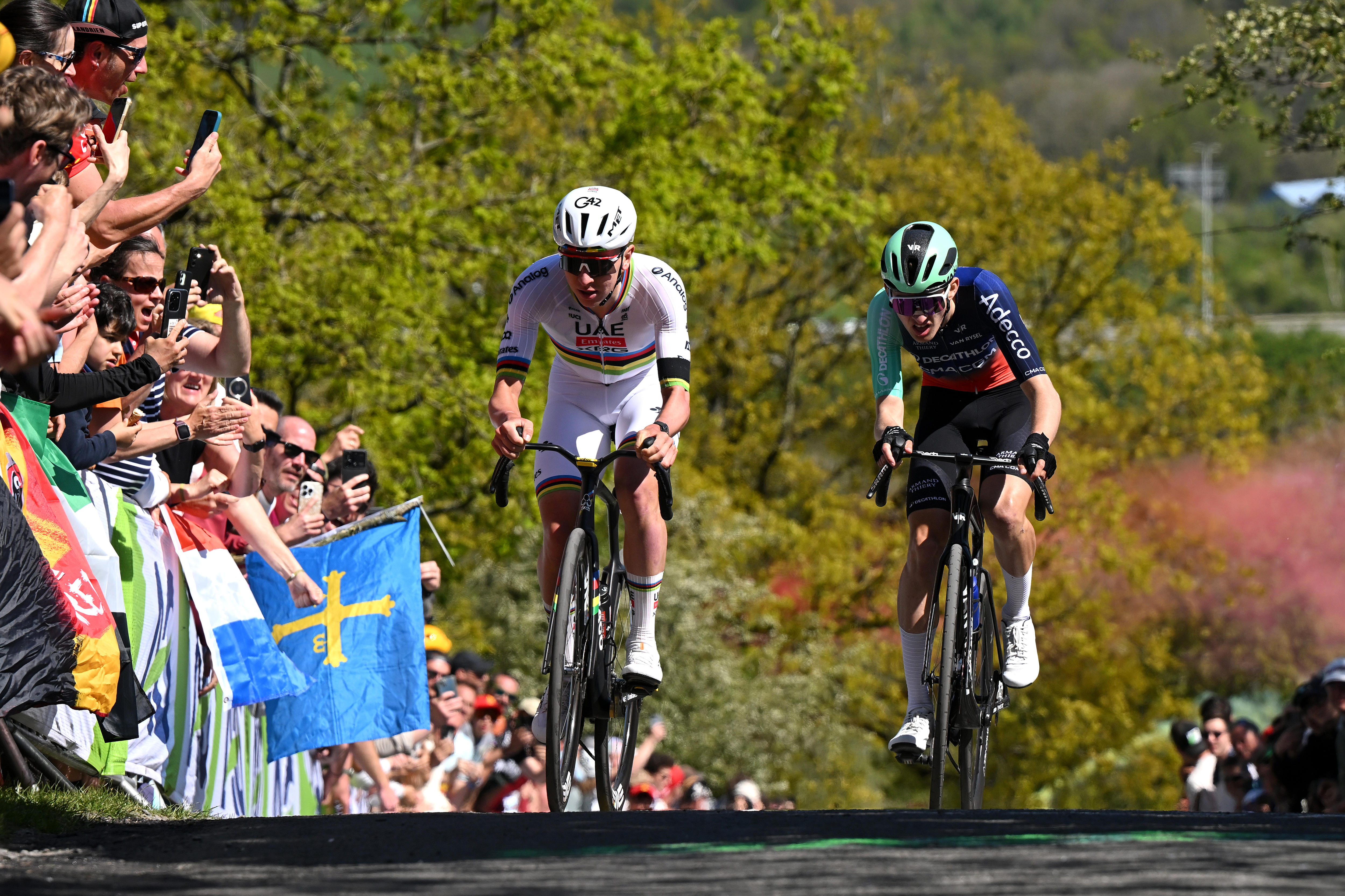Tadej Pogacar corre ao lado de Paul Seixas