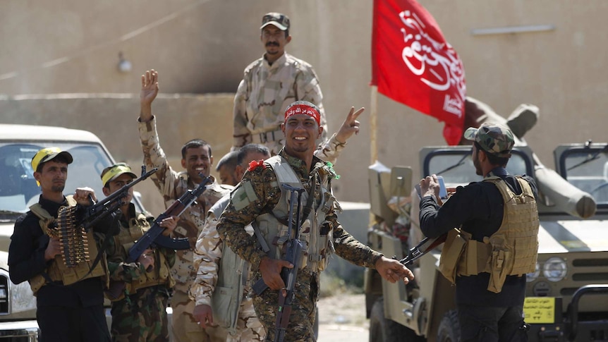 Militiamen from Hashid Shaabi prepare to attack Tikrit