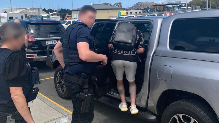 Der ehemalige Profiboxer Luke Jackson wurde nach seiner Festnahme am Flughafen Hobart angeklagt. Die Polizei behauptete, 150.000 US-Dollar Bargeld im Gepäck zu haben
