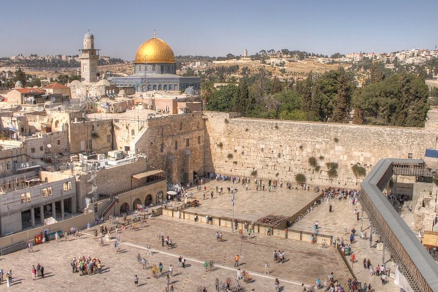 Yerusalem menjadi tempat yang signifikan bagi tiga agama, yakni Yahudi, Kristen, dan Islam.