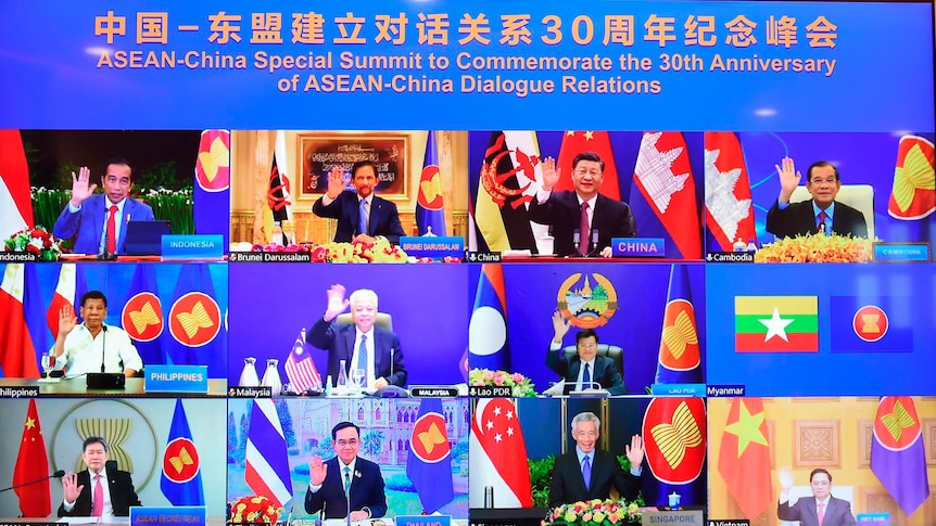 12 líderes mundiales de países asiáticos agitan sus cámaras en una captura de pantalla de una videoconferencia. 