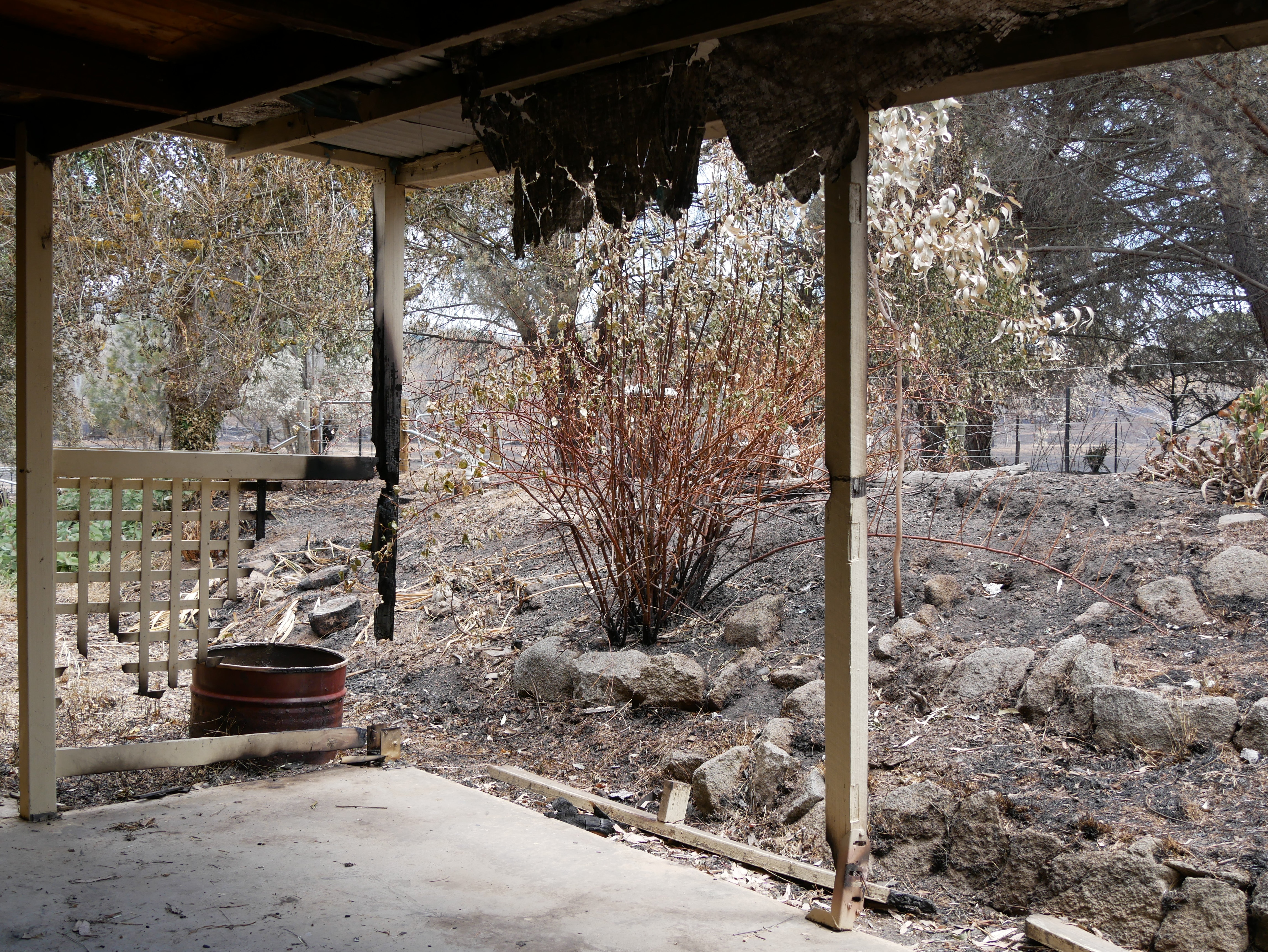Una casa parcialmente quemada en un incendio forestal