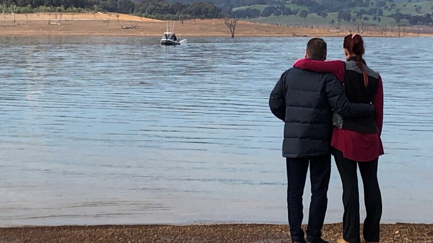 Relatives look out into Lake Eildon.