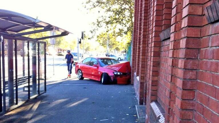 Car hit a brick wall in Grote Street