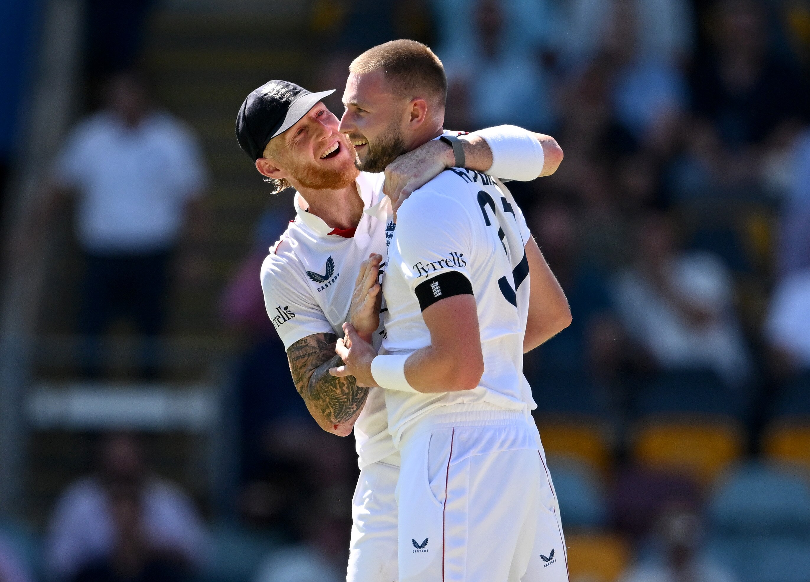 El capitán de Inglaterra, Ben Stokes, abraza al jugador de bolos Gus Atkinson durante una prueba de críquet.