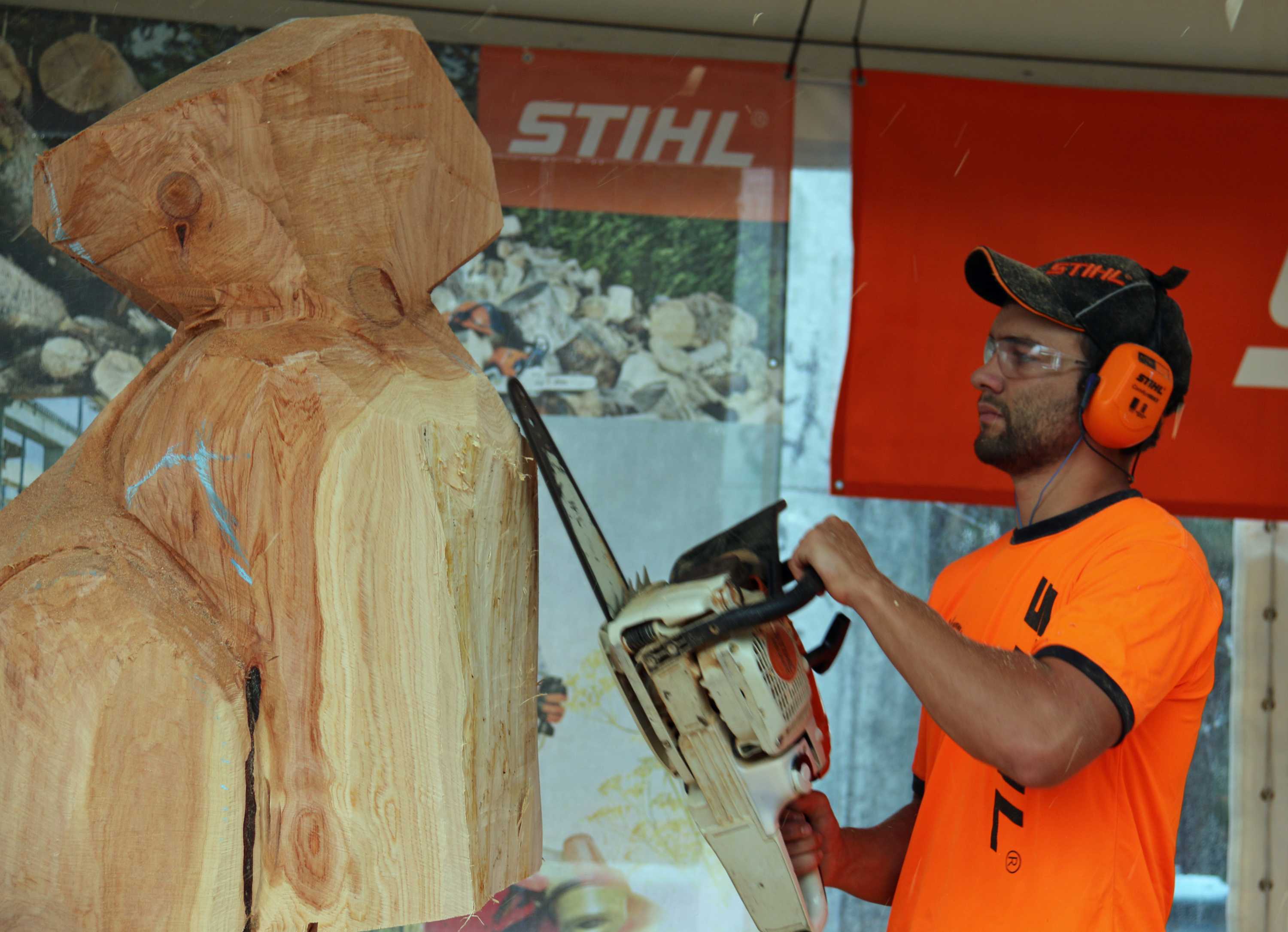Chainsawwielding competitors turn wood logs into art at Australian