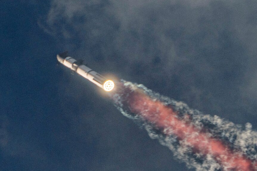La nave espacial Starship de próxima generación de SpaceX, encima de su potente cohete Super Heavy, despega en su tercer lanzamiento.