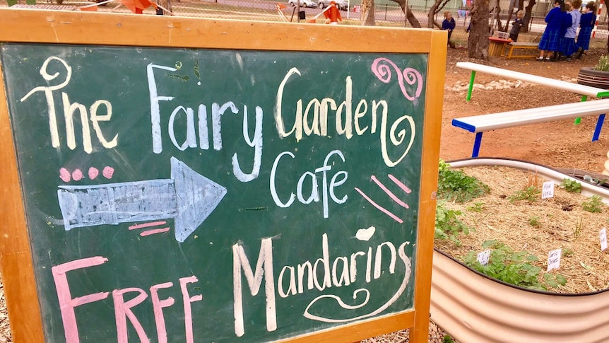 A picture of the sign in front of the Fair Garden Cafe where free mandarins are on offer.