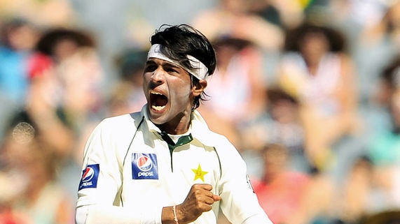 Aamer claims Hussey's wicket