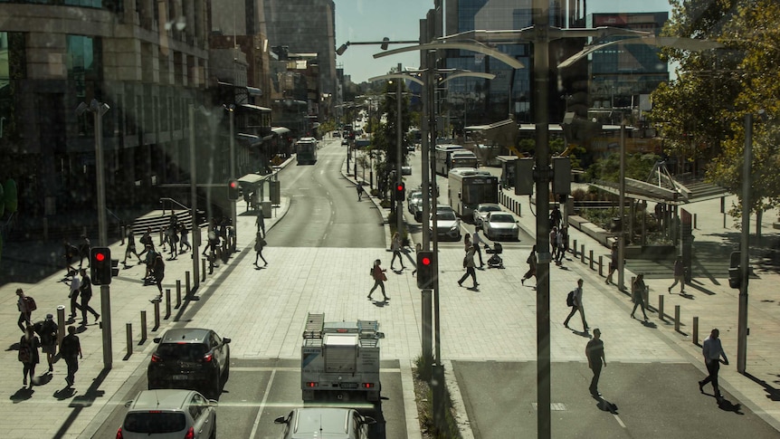 Perth Wellington Street traffic and pedestrians