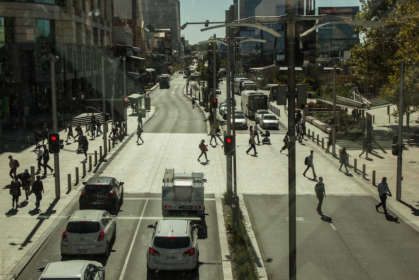 Perth Wellington Street traffic and pedestrians