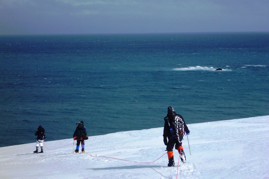 Explorers descend Bouvet icecaps