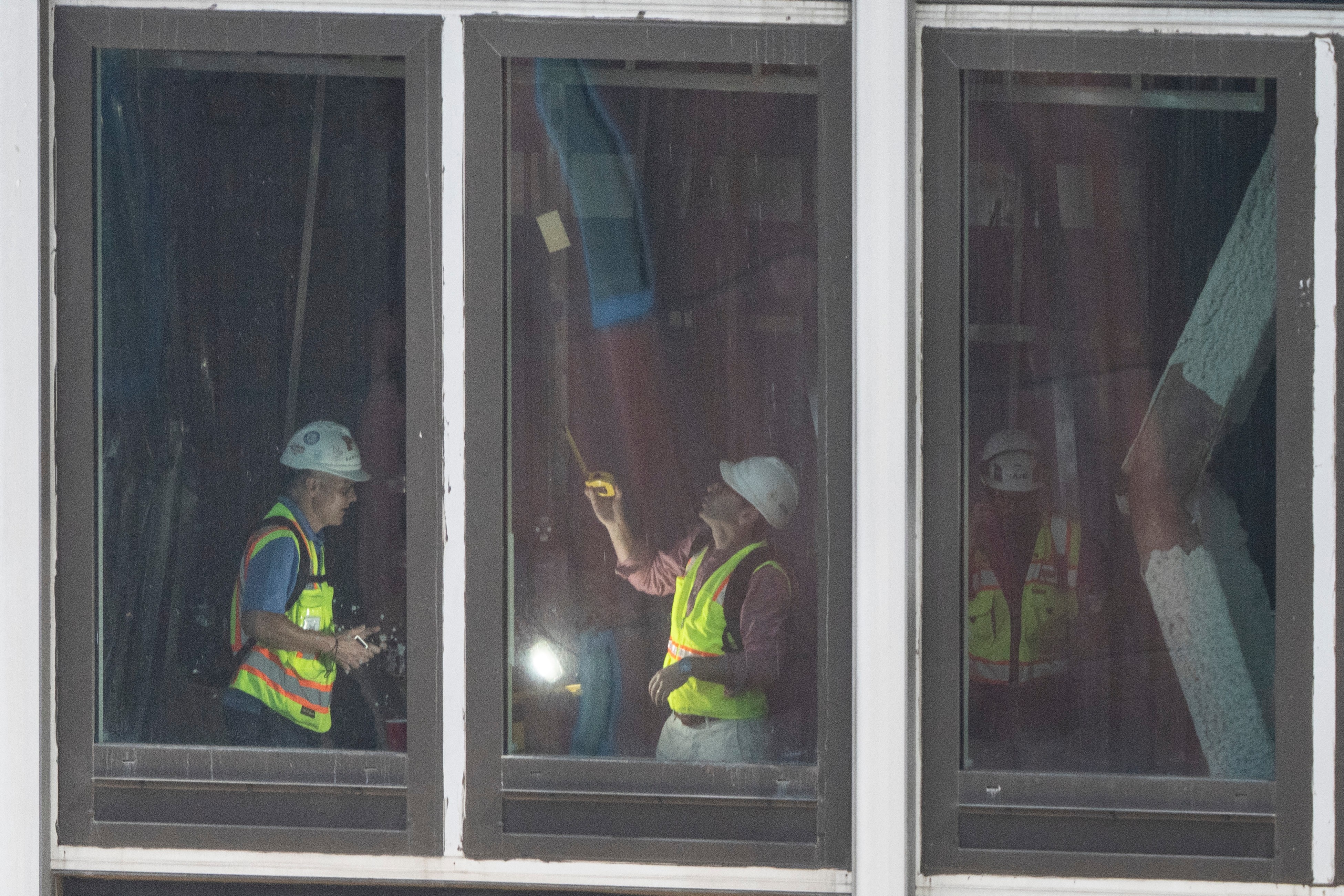 Streets reopen around New York high-rise after buckled beams stabilised