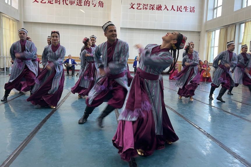 Uyhgur dancers 