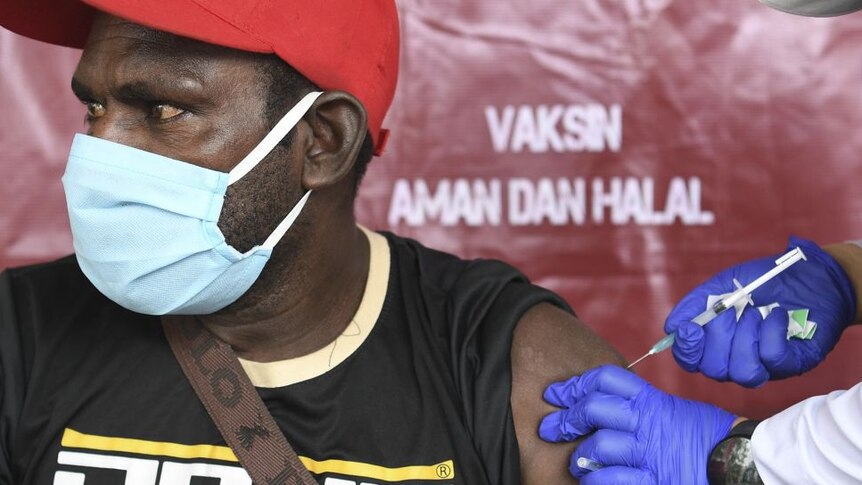 Vaksinasi Warga Papua