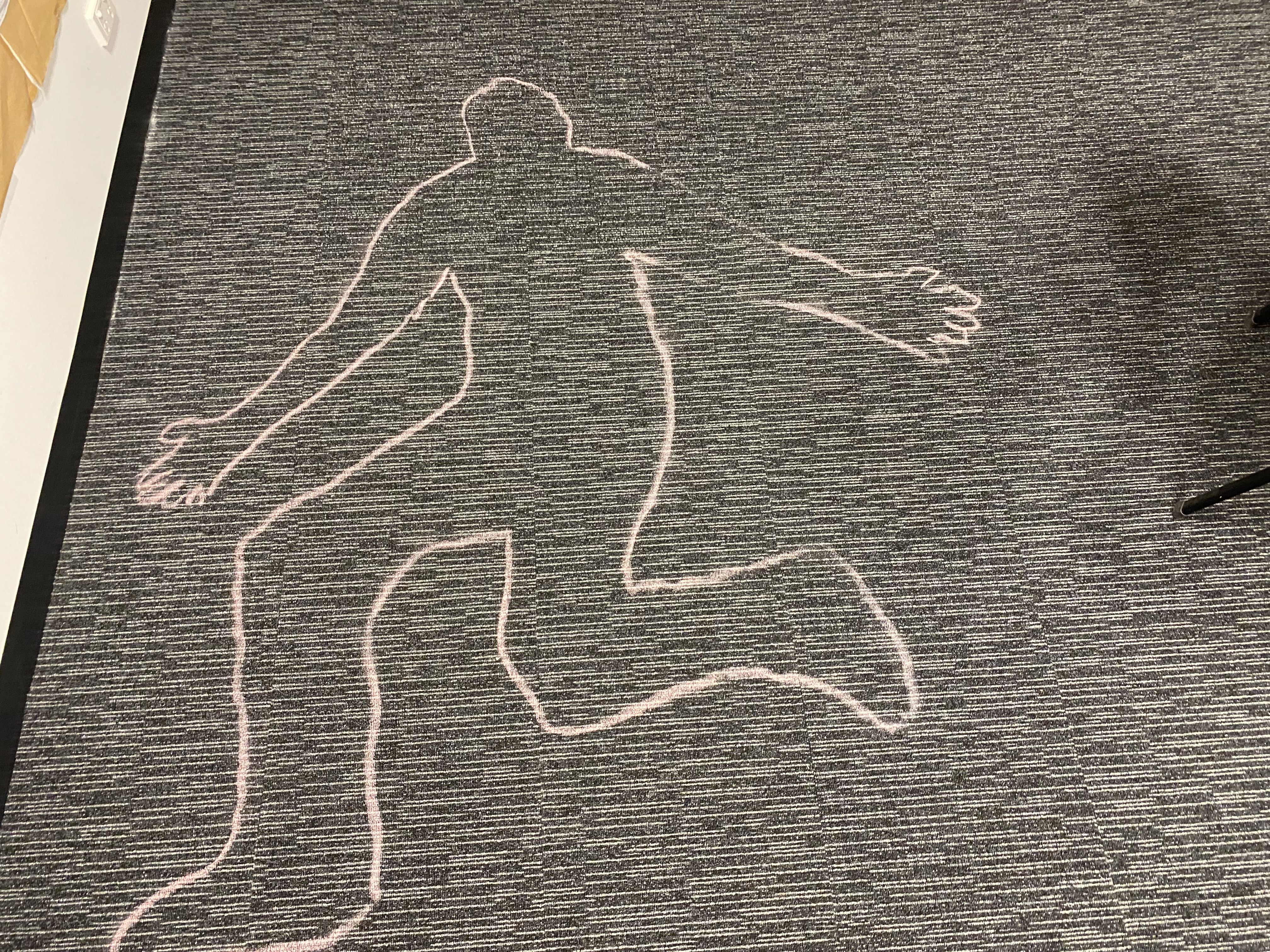 地毯上用粉笔画出的人体轮廓。