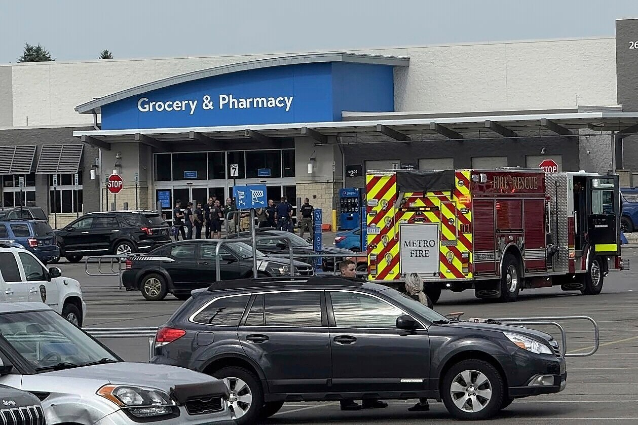 Eleven people stabbed at a Walmart in Traverse City, Michigan, suspect in  custody - ABC News