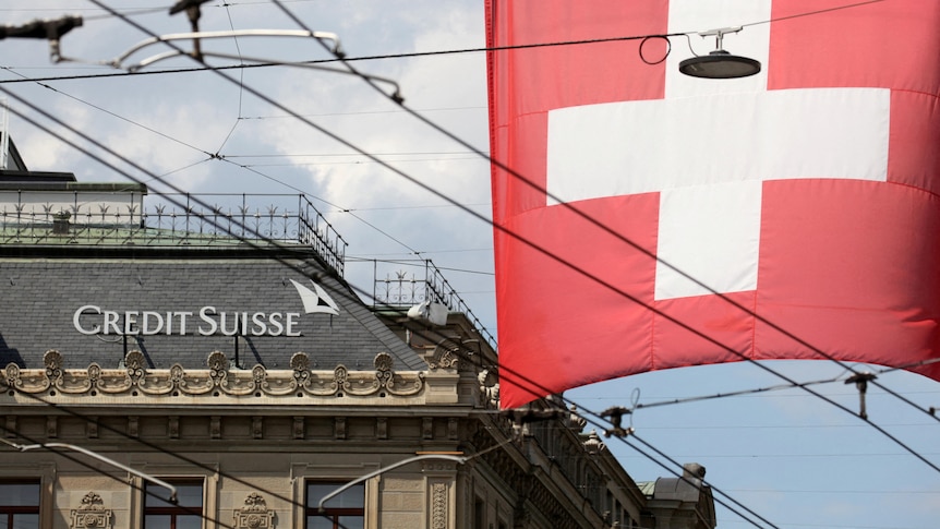 瑞士信贷旁边的瑞士国旗