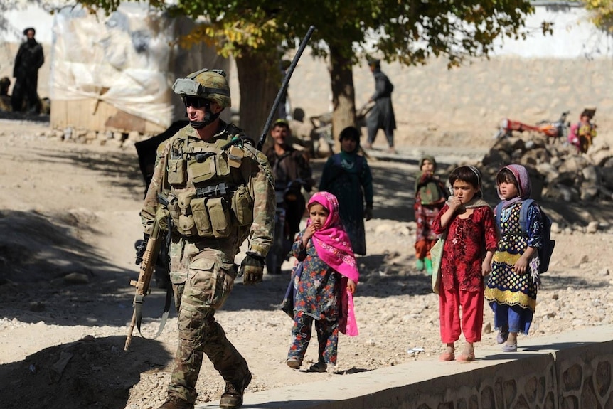 Un soldat australien et des enfants locaux en Afghanistan