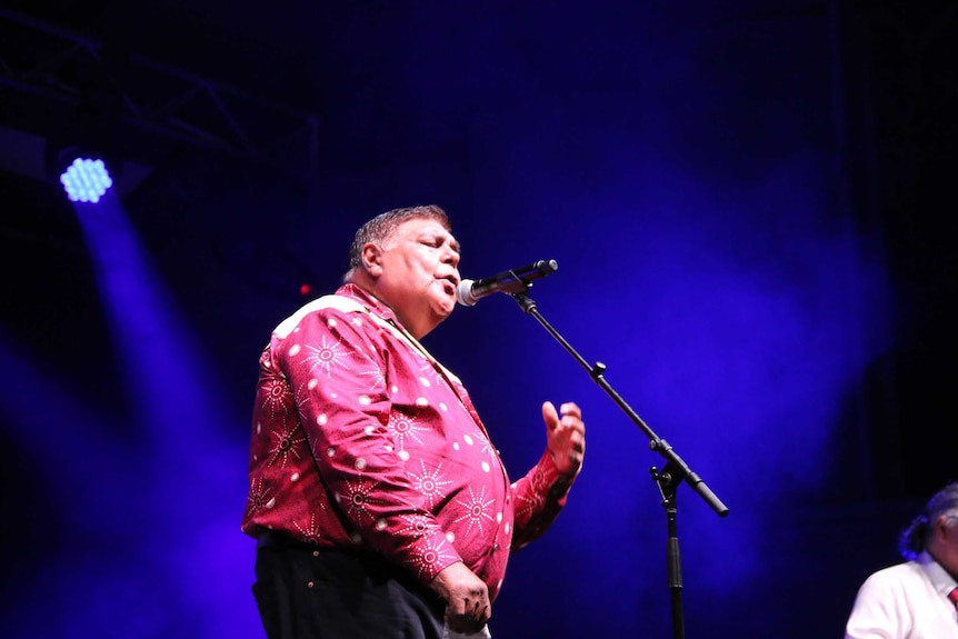 Country singer Roger Knox performs at the NIMAs.