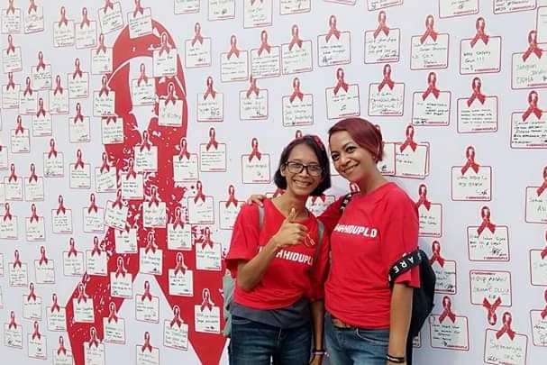 Ratri (kanan) bersama seorang kawan dalam acara peringatan Hari AIDS Sedunia 2018 di Jakarta.