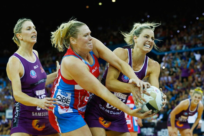 Laura Geitz and Caitlin Thwaites fight for the ball in the grand final