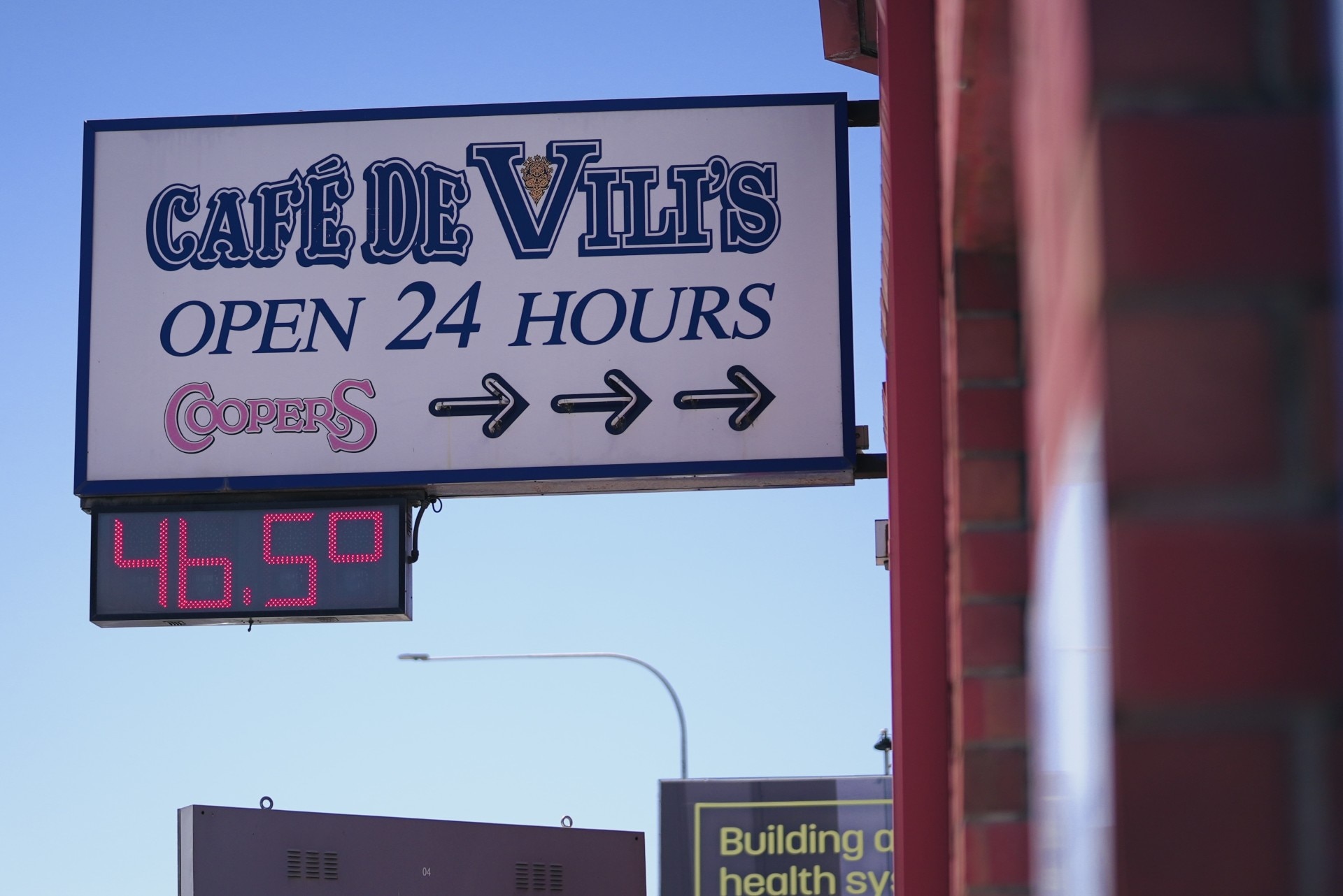 Un cartel con indicador digital de temperatura de 46,5°C.