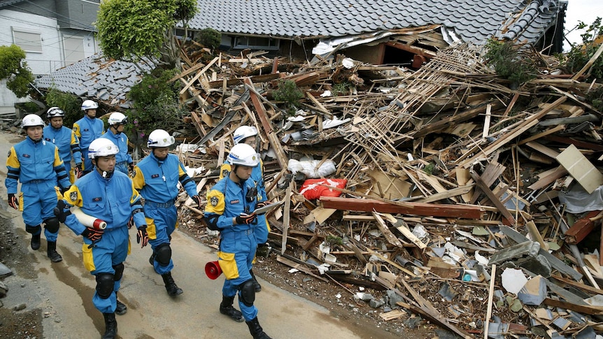 Japan earthquake rescuers continue clean up