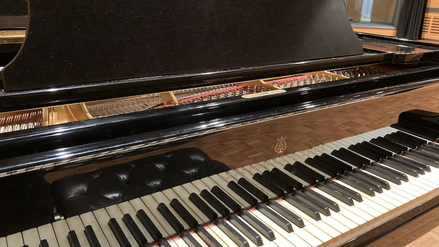 A grand piano music stand with no sheet music