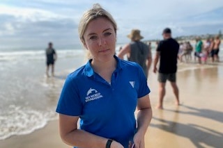 Caucasian young woman wearing a blue t-shirt on a beach
