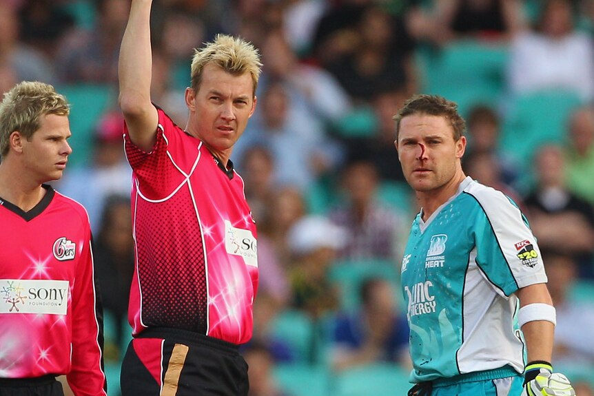 Steve Smith looks at Brendon McCullum, who has a cut nose, with Brett Lee holding up his hand