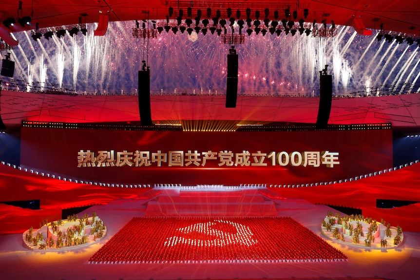 6月底，北京鸟巢体育场里举行了盛大的文艺演出并燃放烟花以庆祝建党百年。