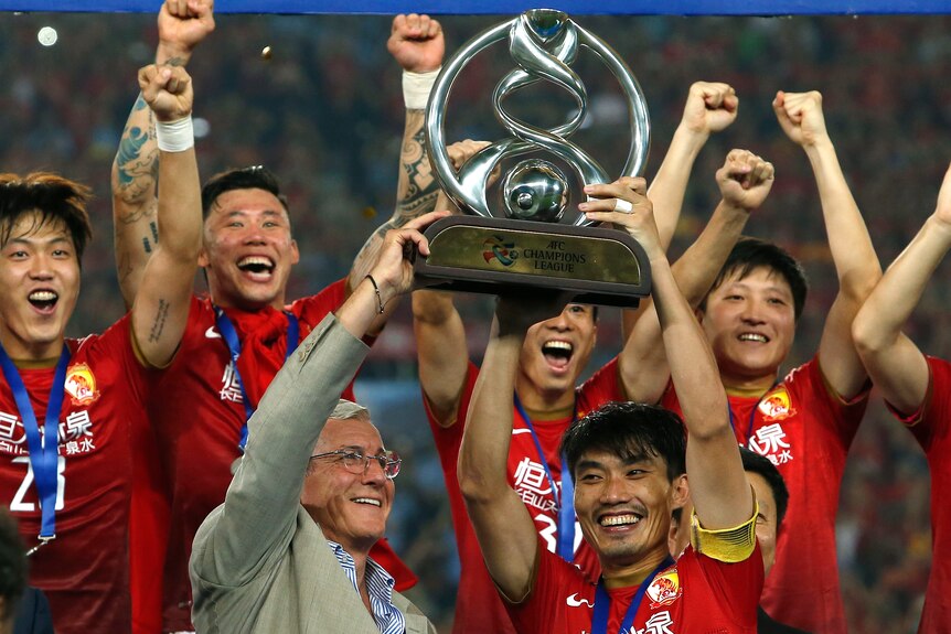 Guangzhou Evergrande and Marcello Lippi in 2013 Asia Cup Final holding up the trophy. 