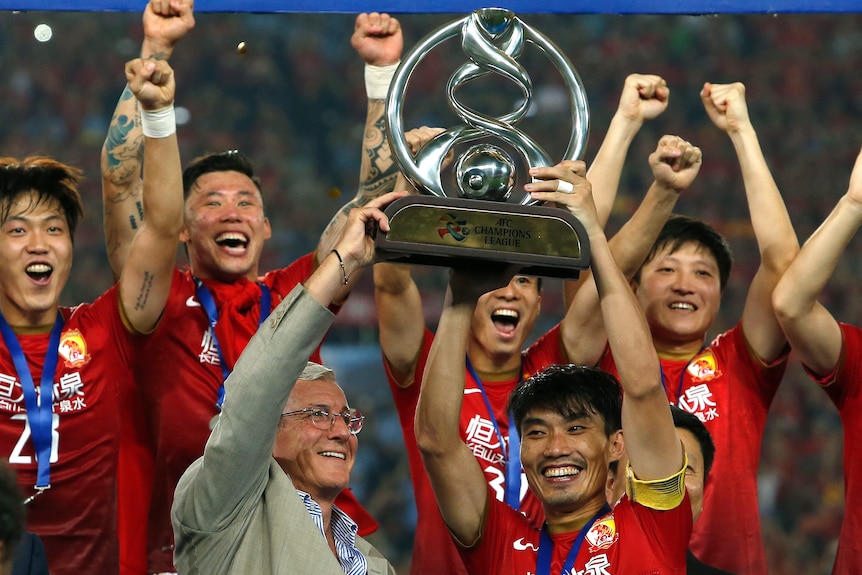 广州恒大和里皮在2013年亚洲杯决赛中举起奖杯。 