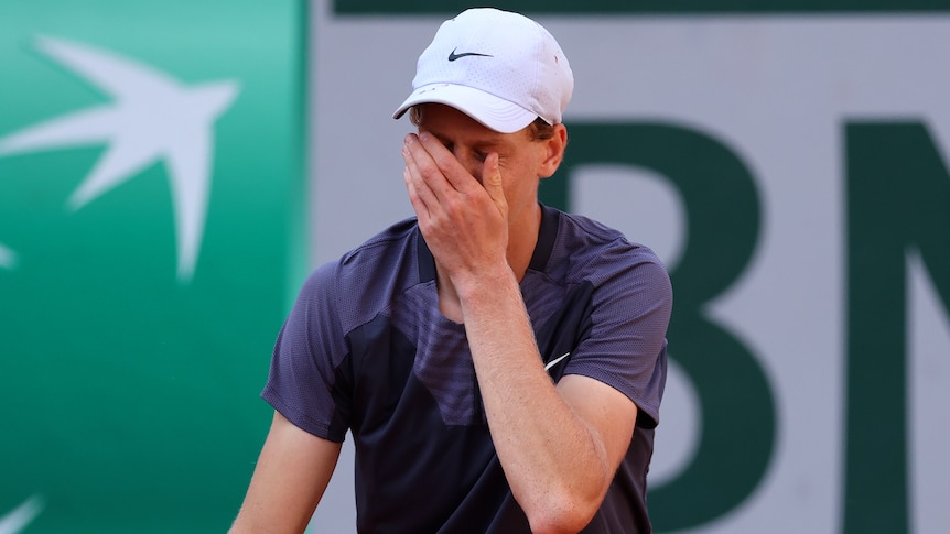 Jannik Sinner quitte Roland-Garros au deuxième tour, l’adolescente russe Mirra Andreeva avance