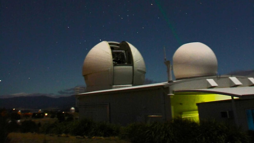 Simulation: telescopes at Mount Stromlo scan the night skies for space junk.