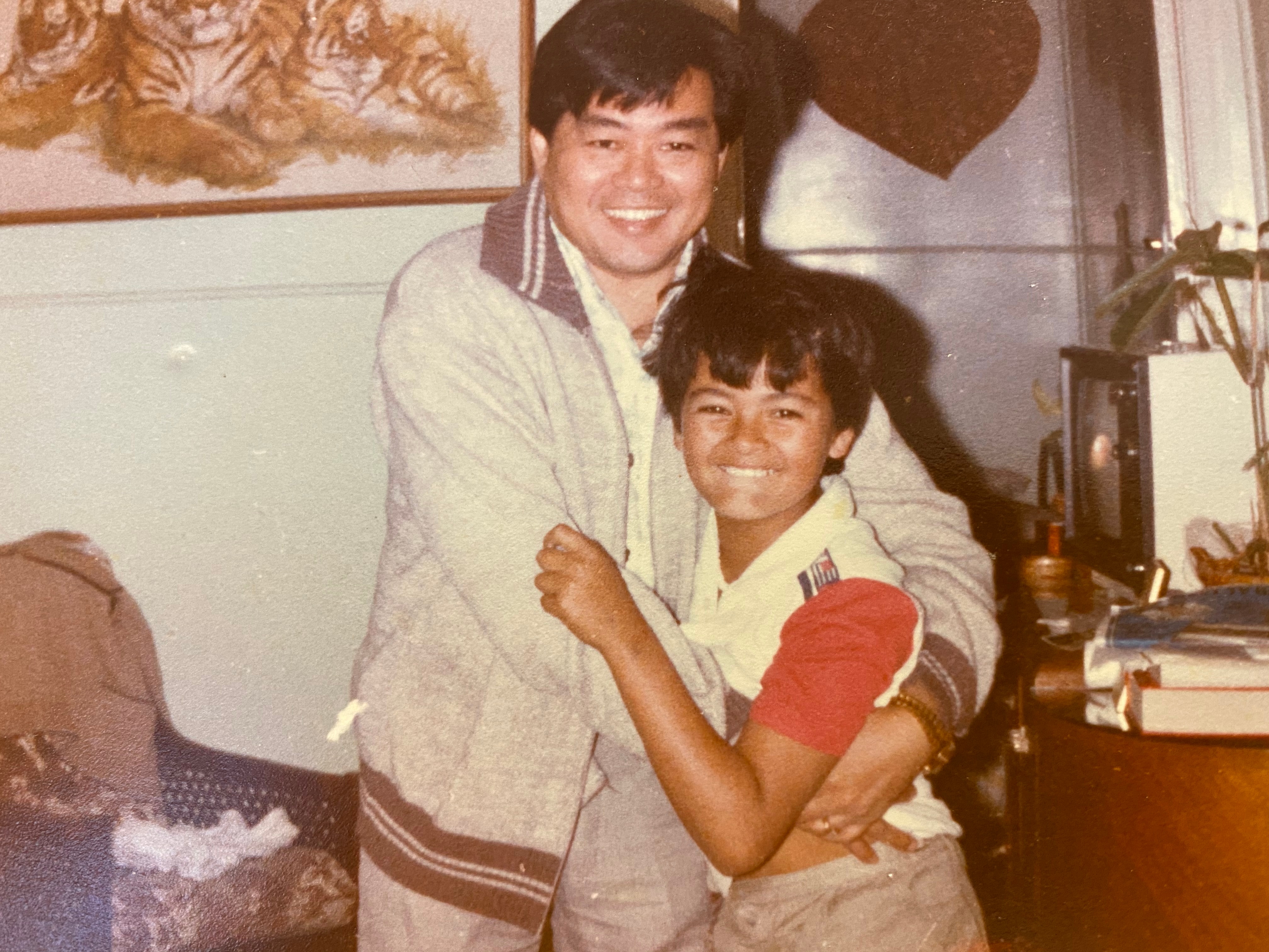 Kelvin Kong con su padre. 