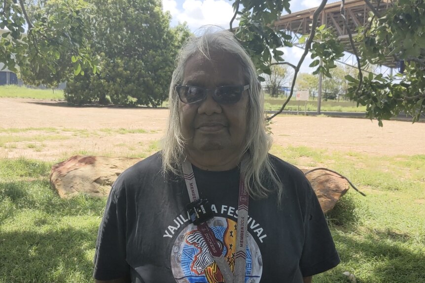 Una mujer indígena australiana con una camiseta negra. 