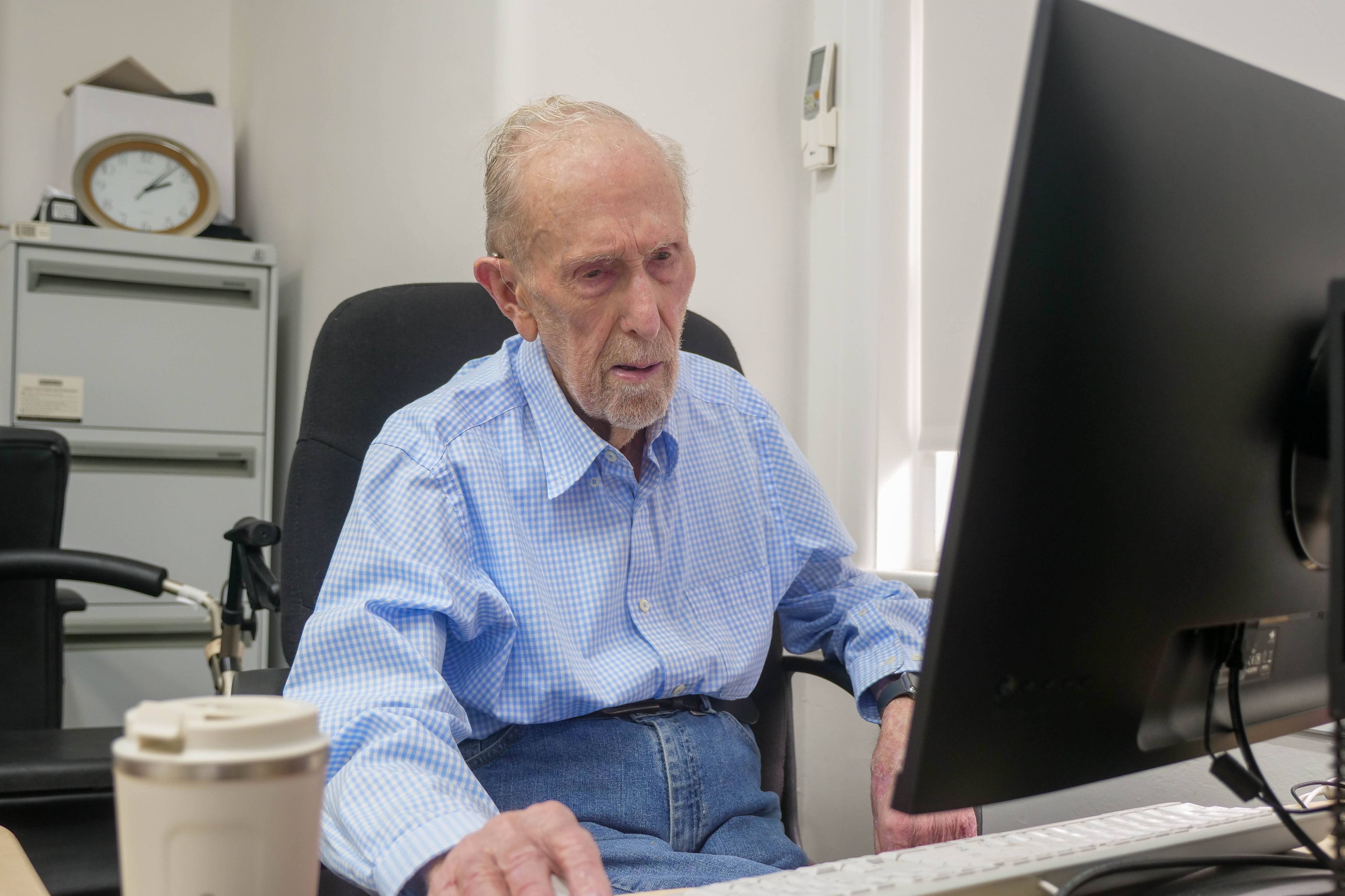 At 102 years old, Dean Simes might be Australia's oldest tech-help guy