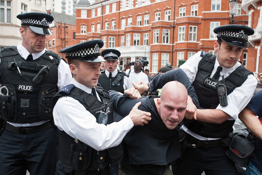 Wikileaks supporter arrested outside Ecuador embassy