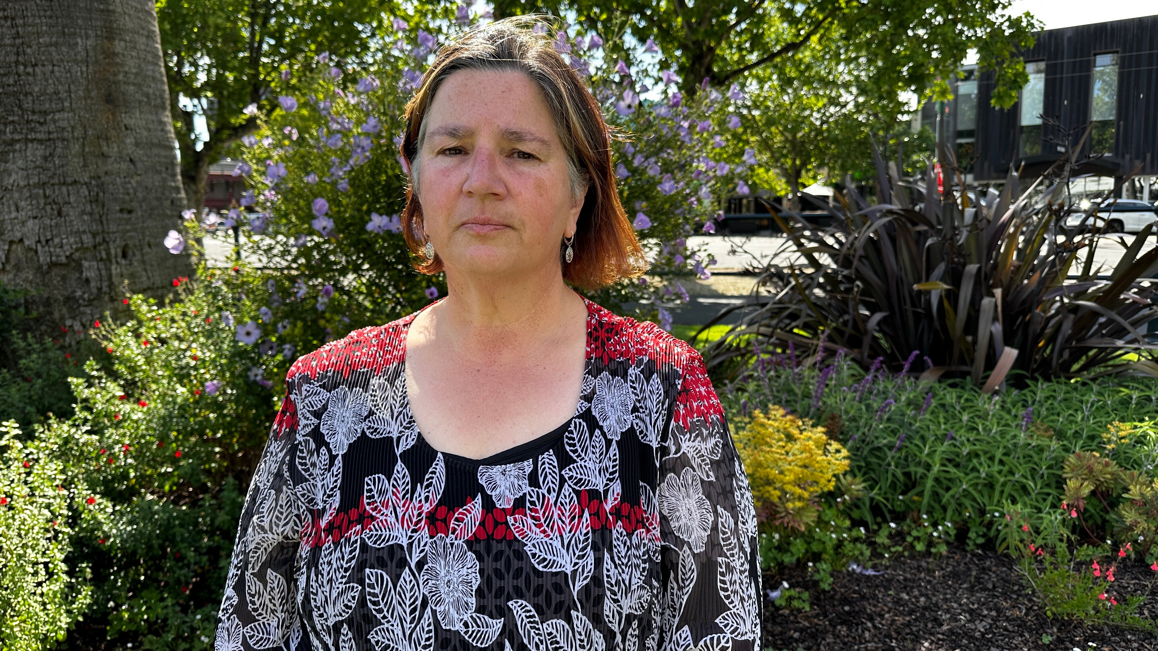 Afuera hay una mujer de pelo corto y castaño.