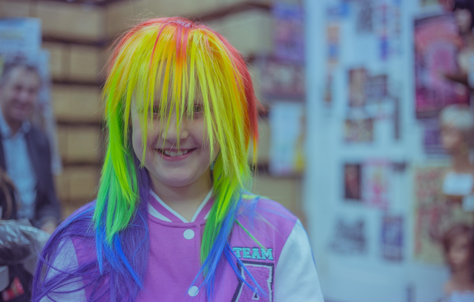 Eva tries on a colourful wig.