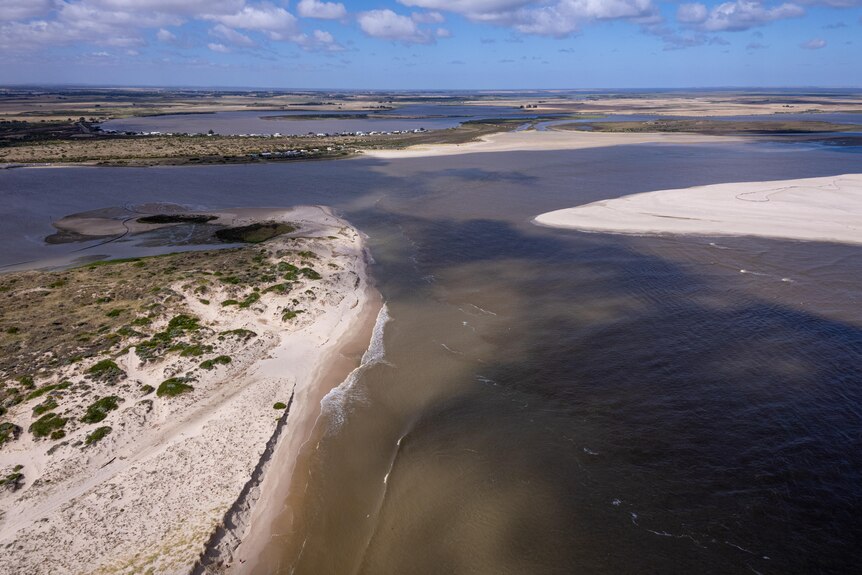 El final de un río con dunas de arena.