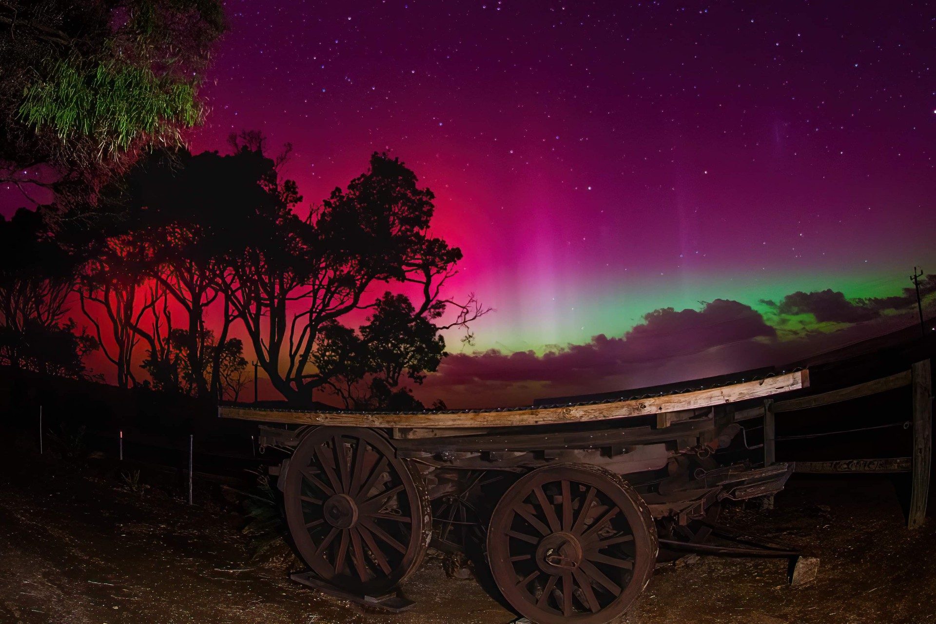 A wagon backlit by the Aurora Australis
