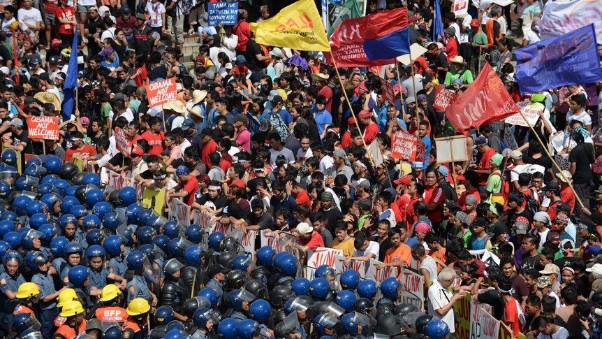 Philippine police block anti-APEC protesters in Manila