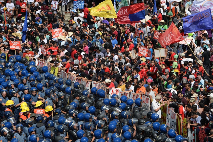 Philippine police block anti-APEC protesters in Manila