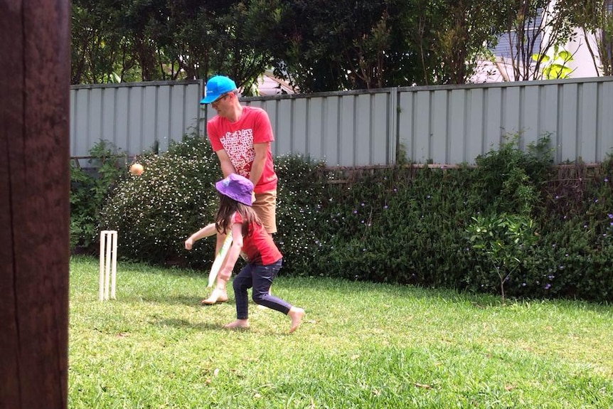 孩子和打人在院子里打板球