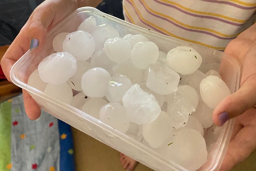 Des grêlons recueillis après des tempêtes à Goondiwindi, dans le sud du Queensland, le 9 décembre 2021.