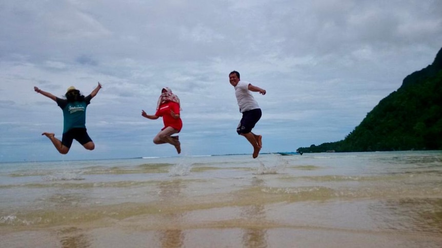 Sapto Bino (kanan) dan keluarga di Pantai Ora, Seram, Maluku ketika liburan akhir tahun 2017.
